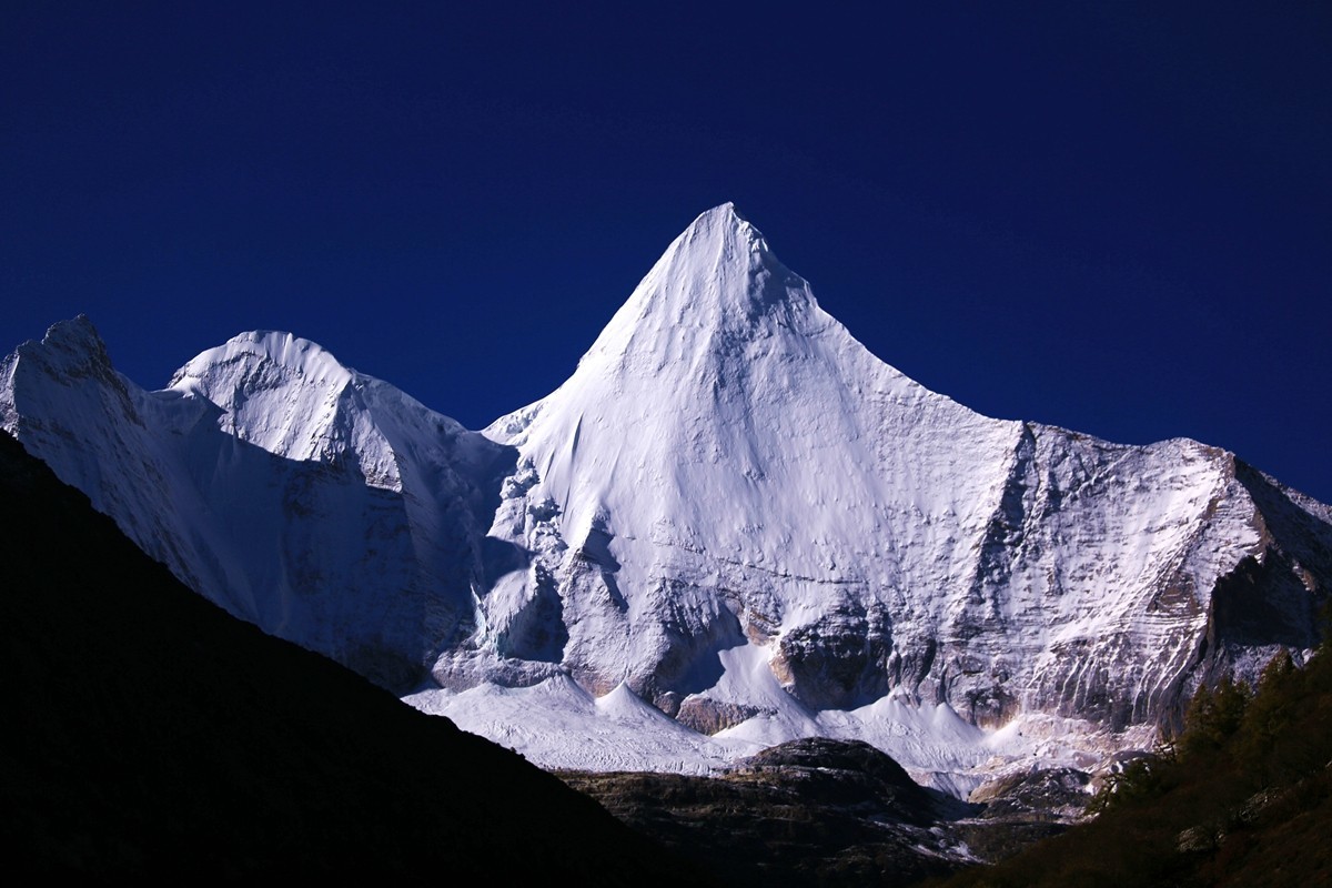 亚丁.洛绒牛场--央迈勇