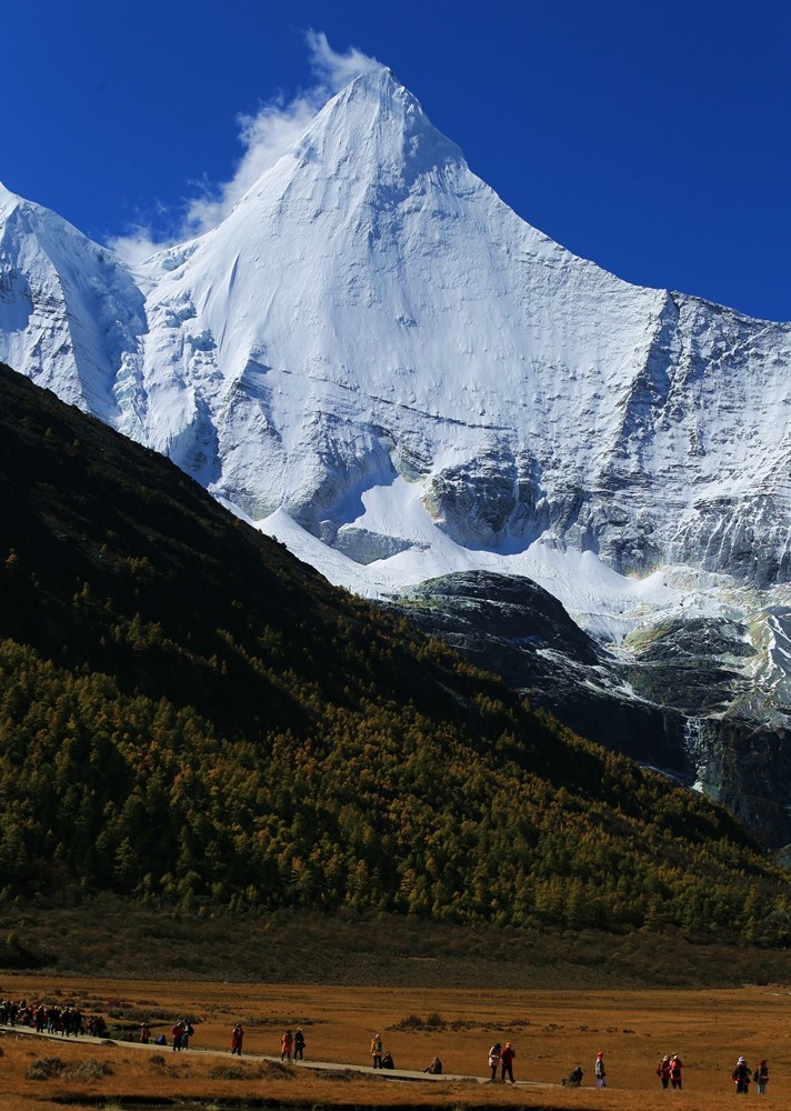 亚丁.洛绒牛场--央迈勇