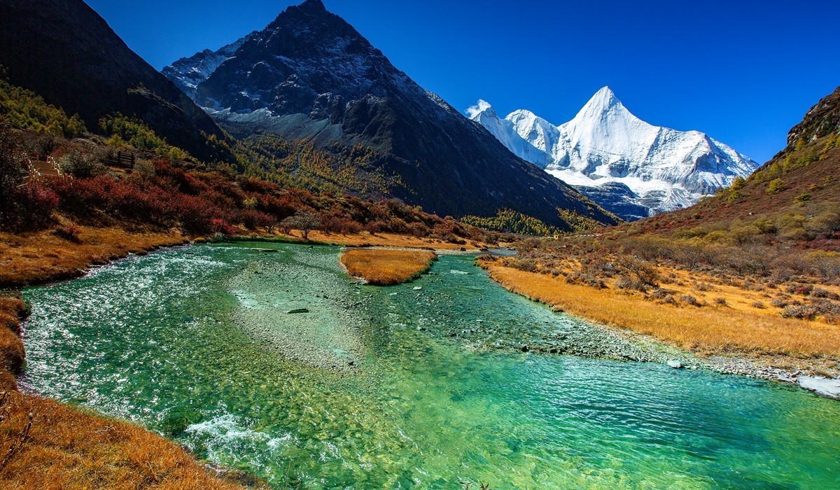 亚丁.洛绒牛场--央迈勇