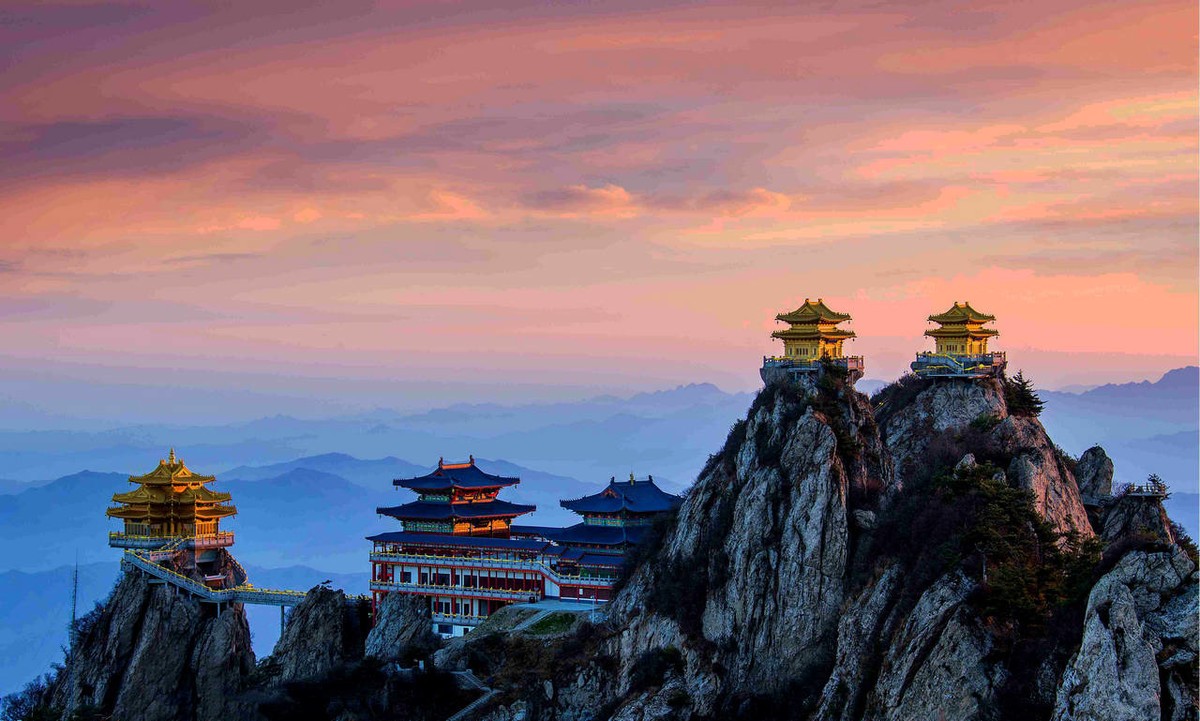 霞光普照老君山