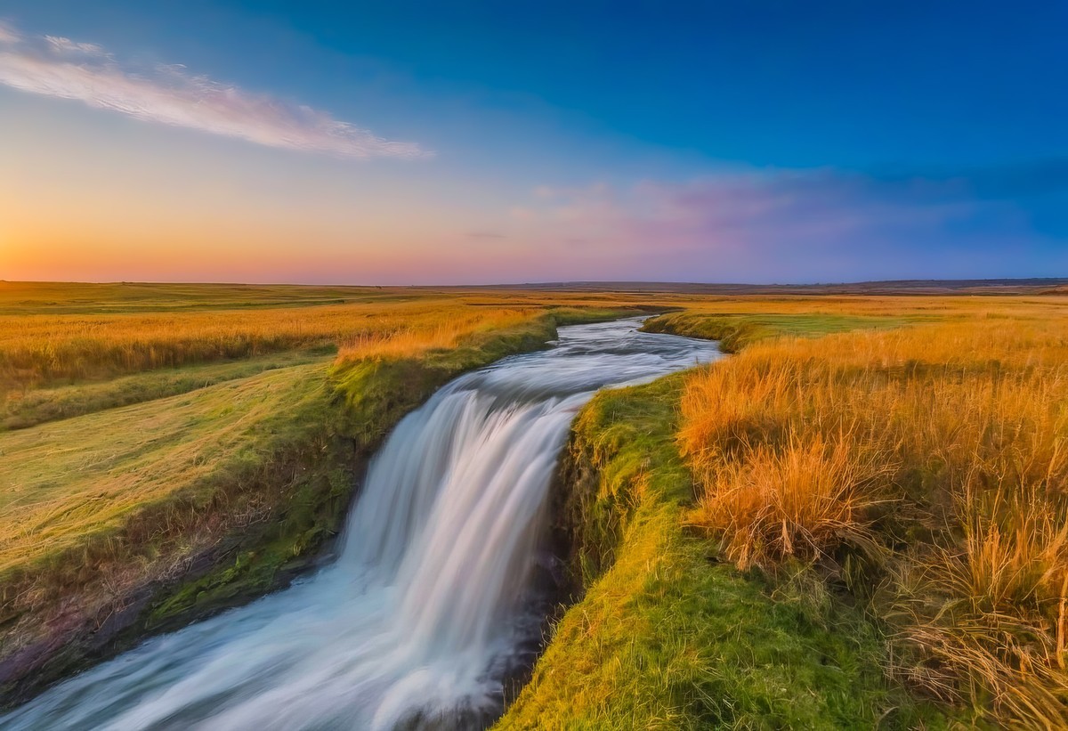 高空俯瞰，森林河流美景令人心旷神怡