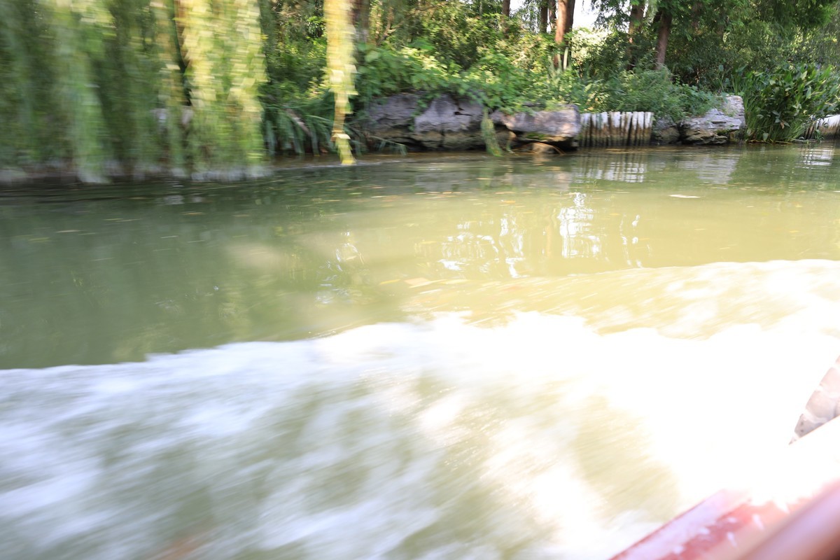 河对面拍照的人们