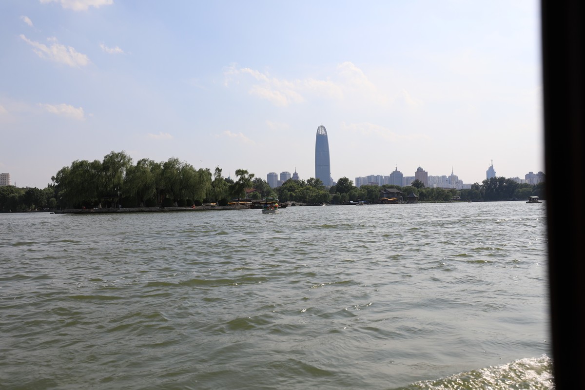 游艇上幸福的一家