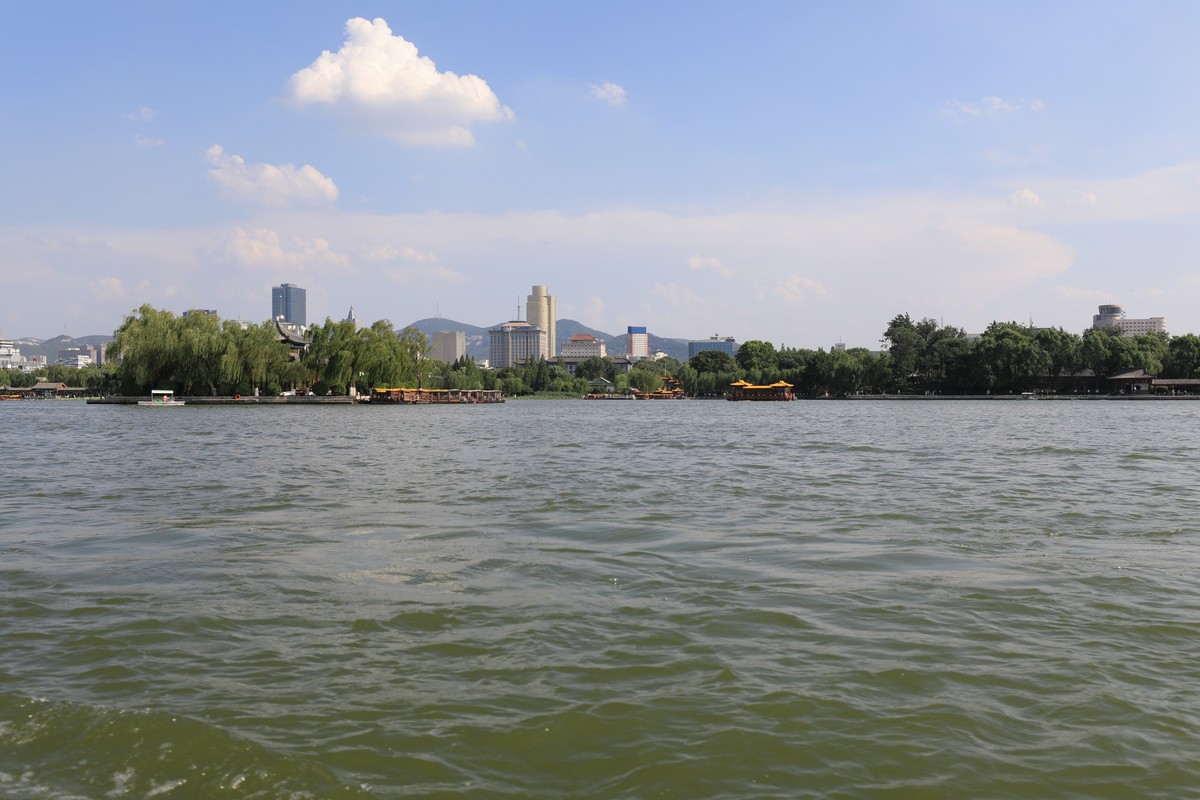 游艇上幸福的一家