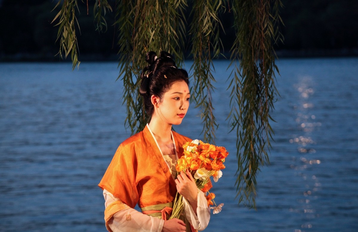 明湖傍晚——景美人更美