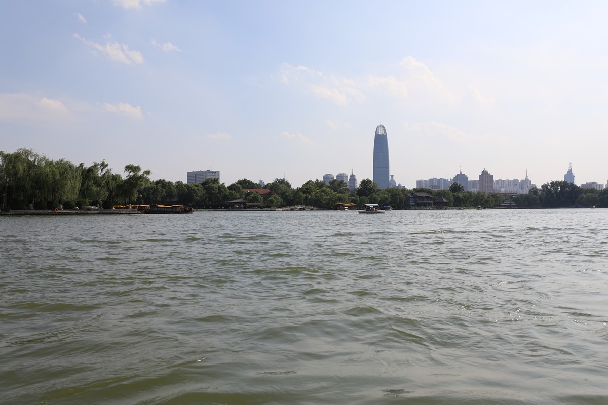 游艇上幸福的一家