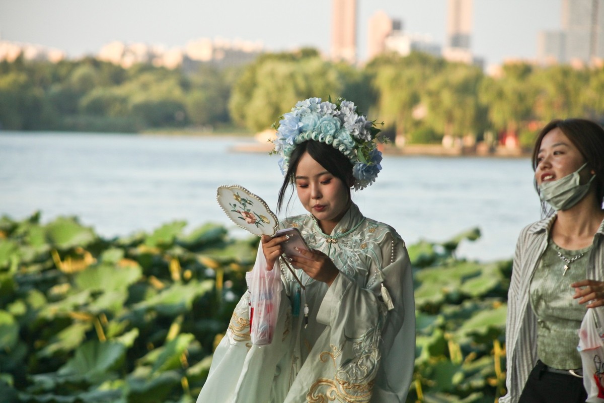 明湖傍晚——景美人更美