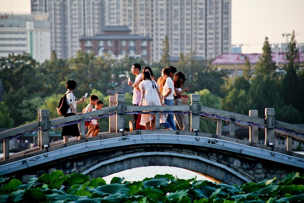 明湖傍晚——景美人更美