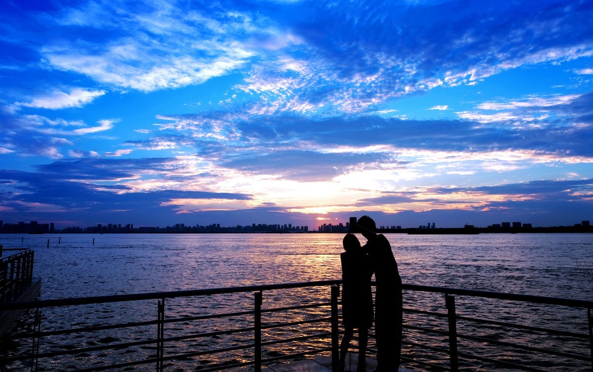 落日余晖映晚霞