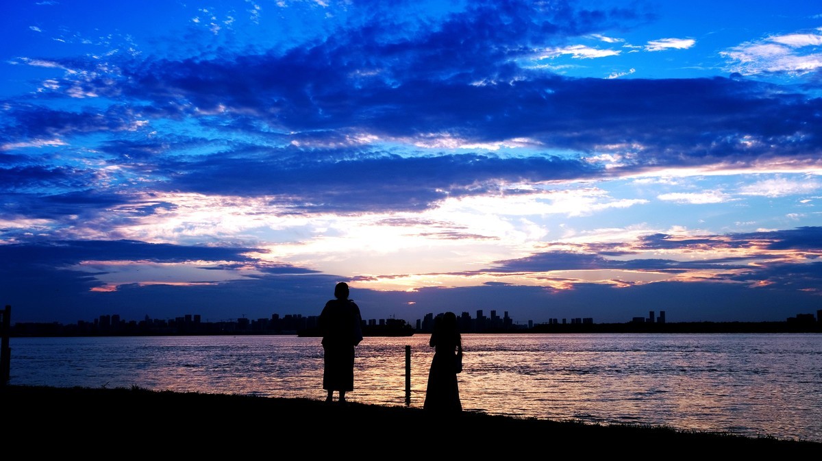 落日余晖映晚霞