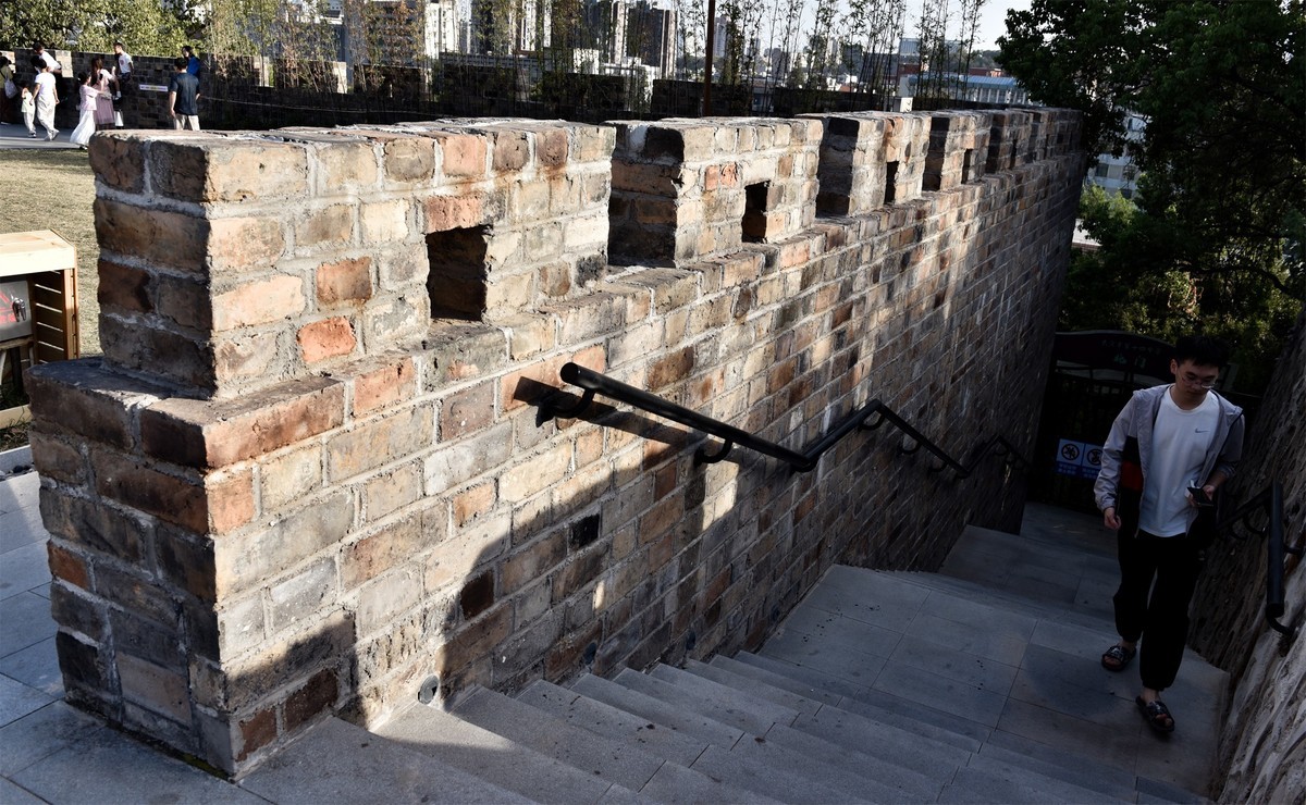 游览昙华林新城墙区