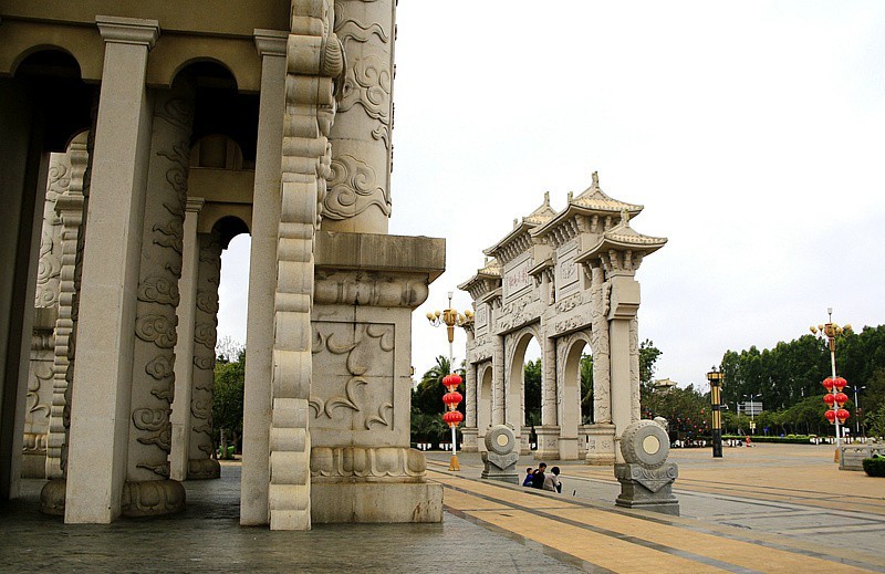 576【不老松：海南游摄纪实】  临髙文澜文化公园主体牌坊错位拍！