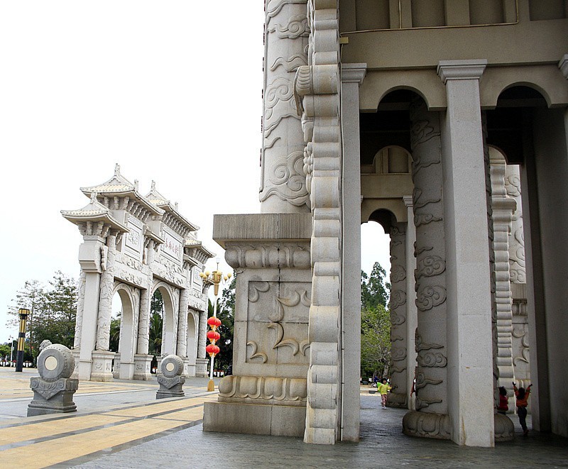 576【不老松：海南游摄纪实】  临髙文澜文化公园主体牌坊错位拍！