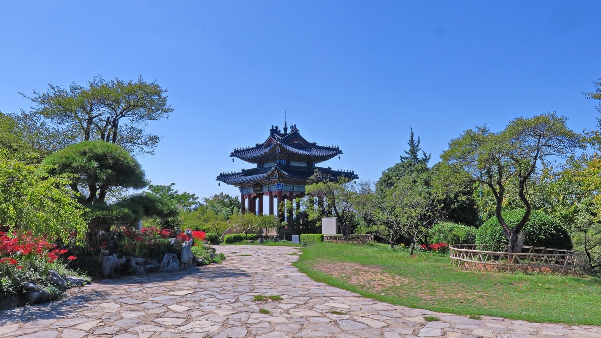 晴空万里的梅花山