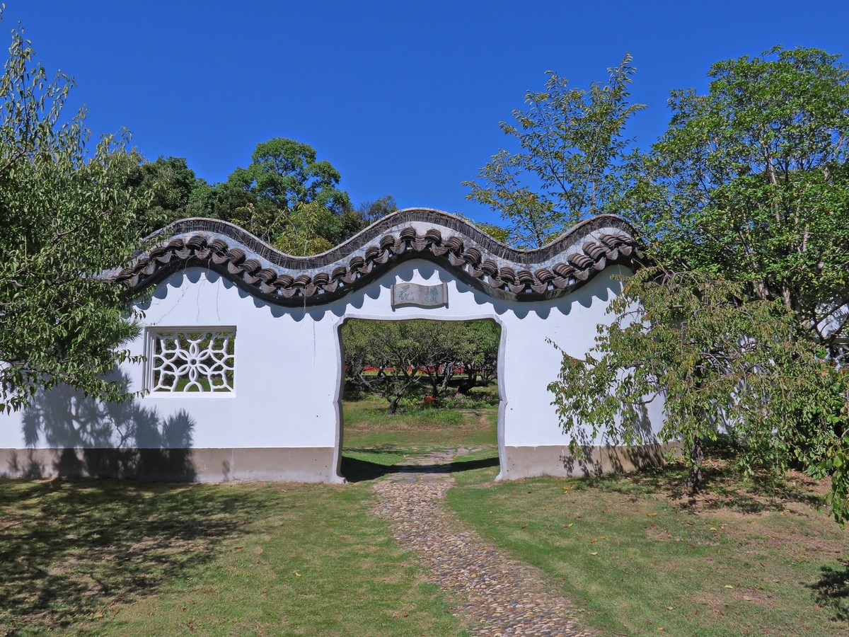 晴空万里的梅花山