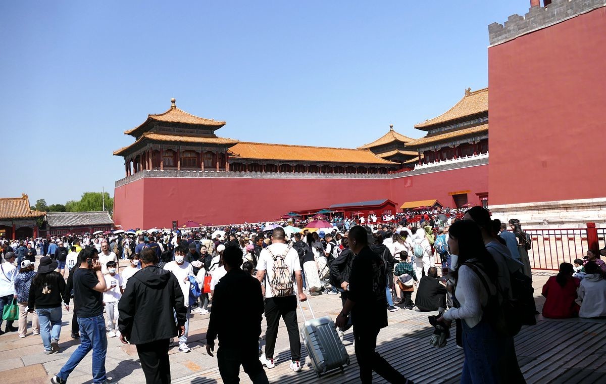 五一前  故 宫门口排队的游客