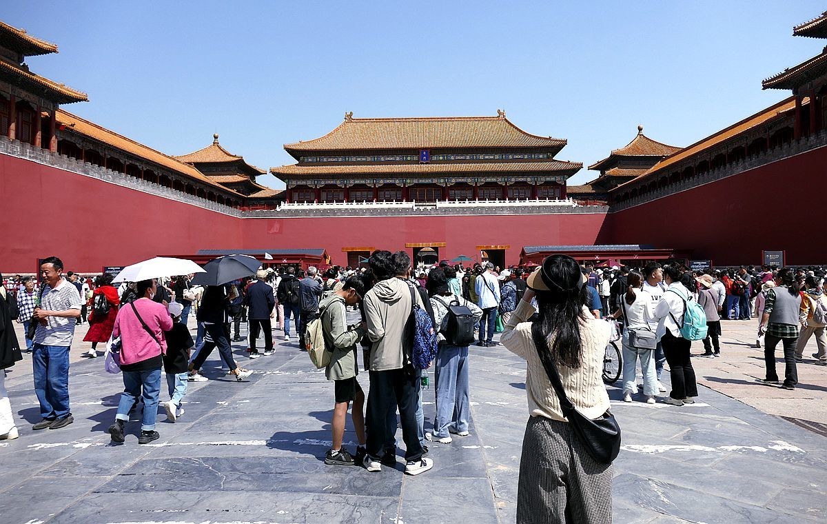 五一前  故 宫门口排队的游客