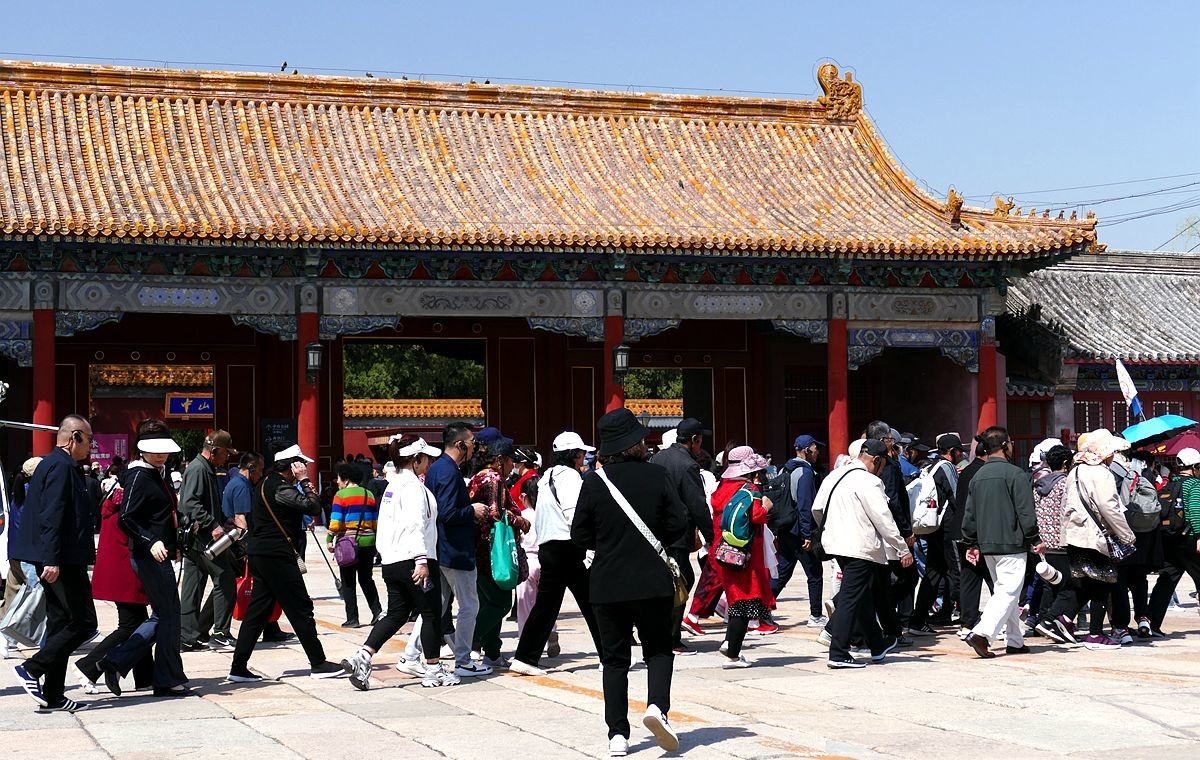 五一前  故 宫门口排队的游客
