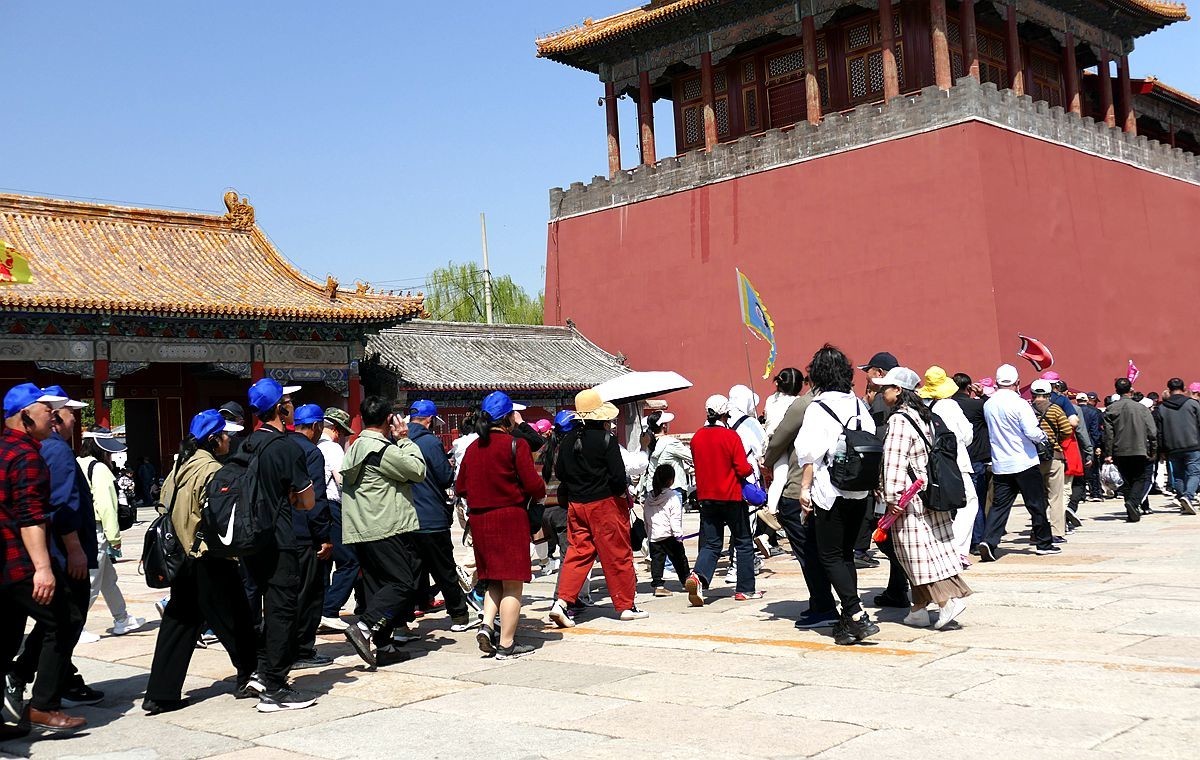 五一前  故 宫门口排队的游客