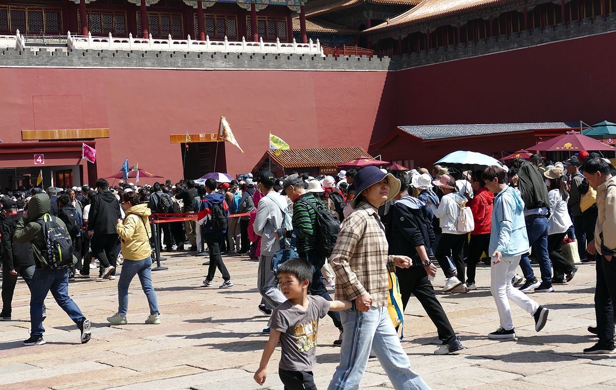五一前  故 宫门口排队的游客