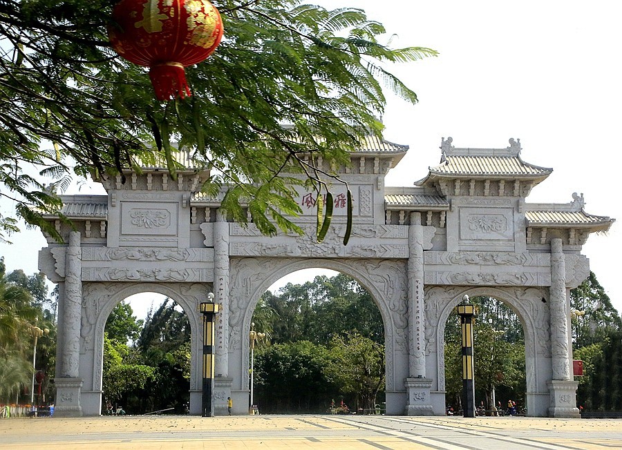 494《不老松：忆海南游记》临髙县文澜公园的牌坊群！（为世界最大的牌坊群！