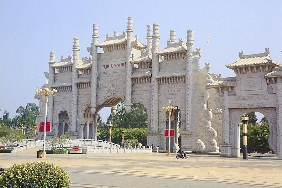 494《不老松：忆海南游记》临髙县文澜公园的牌坊群！（为世界最大的牌坊群！