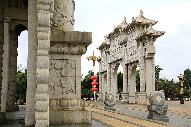 576【不老松：海南游摄纪实】  临髙文澜文化公园主体牌坊错位拍！