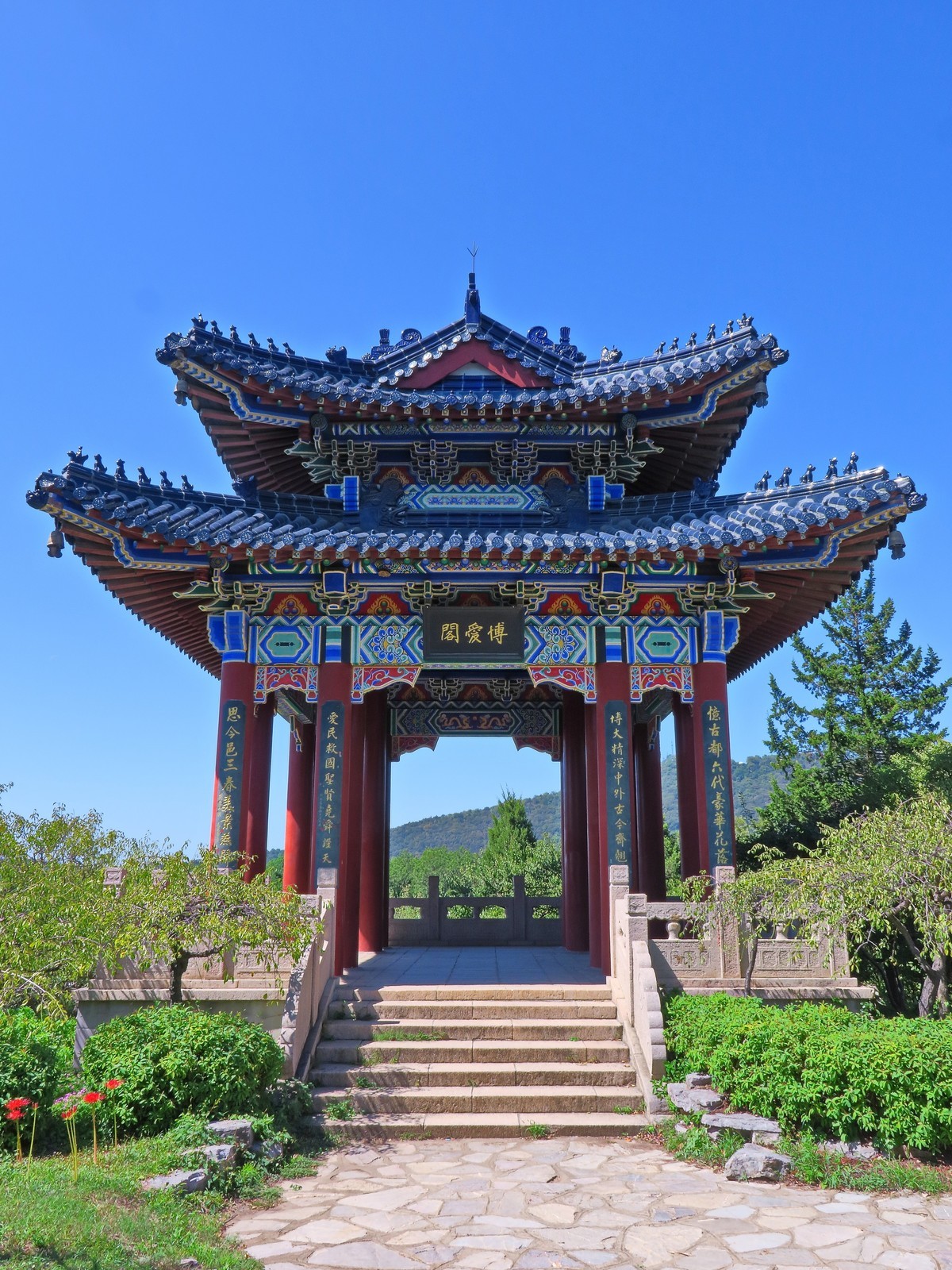 晴空万里的梅花山