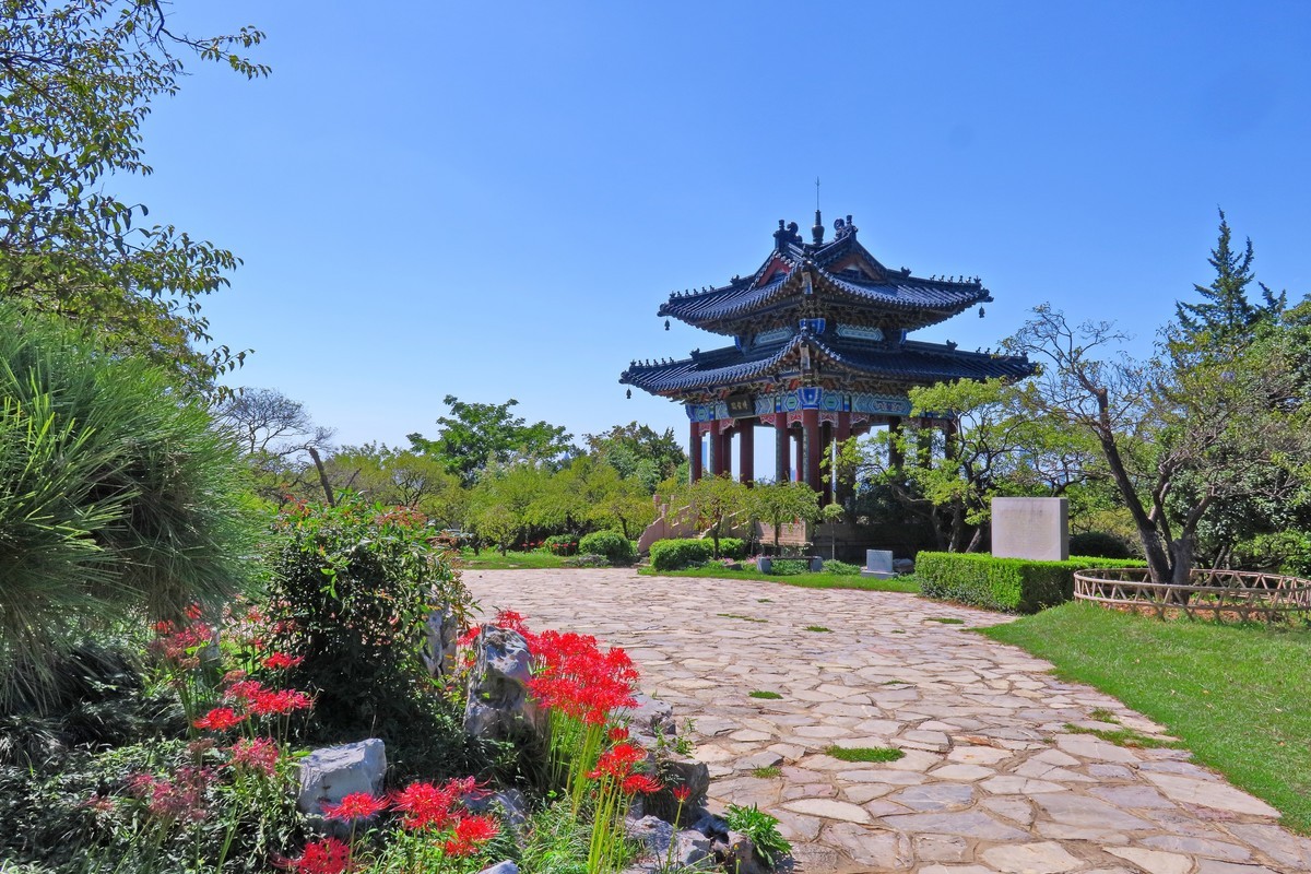 晴空万里的梅花山