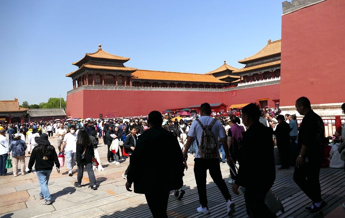 五一前  故 宫门口排队的游客