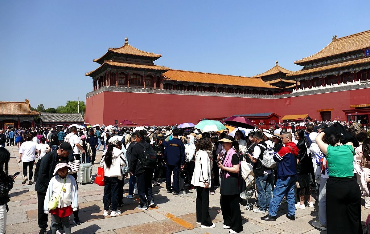 五一前  故 宫门口排队的游客