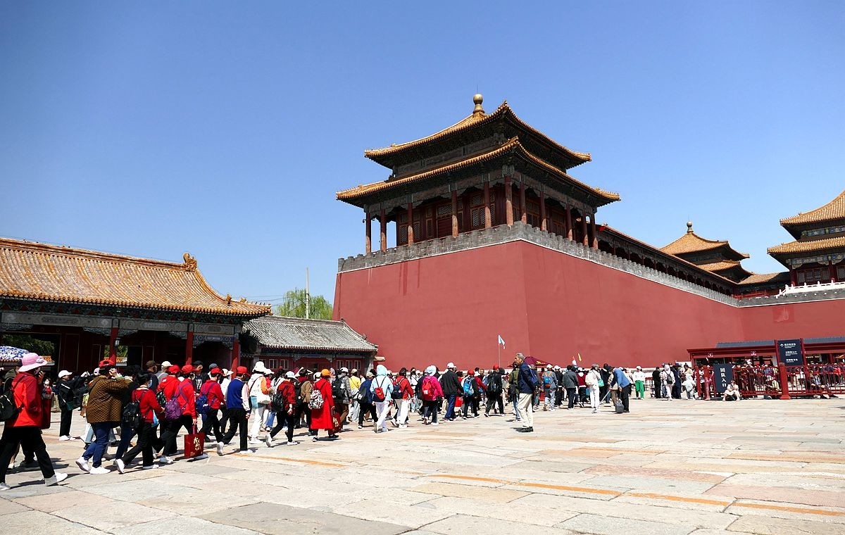 五一前  故 宫门口排队的游客