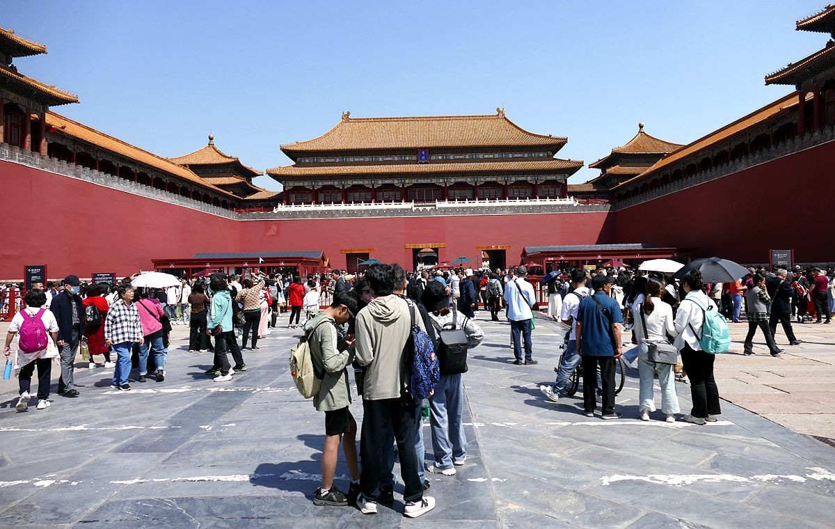 五一前  故 宫门口排队的游客