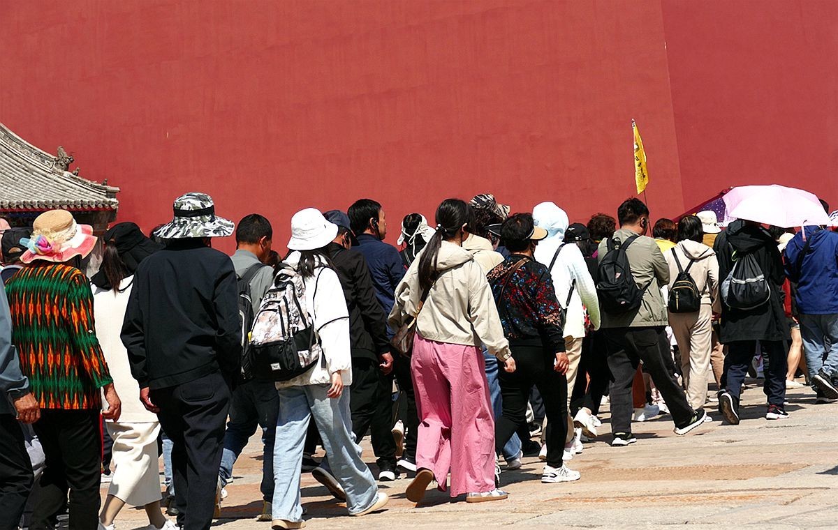 五一前  故 宫门口排队的游客