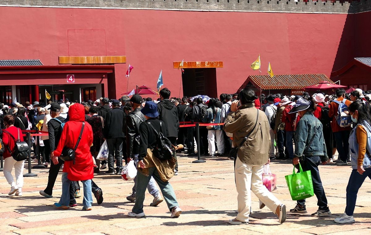 五一前  故 宫门口排队的游客