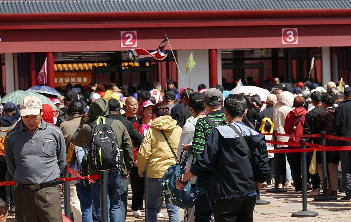 五一前  故 宫门口排队的游客