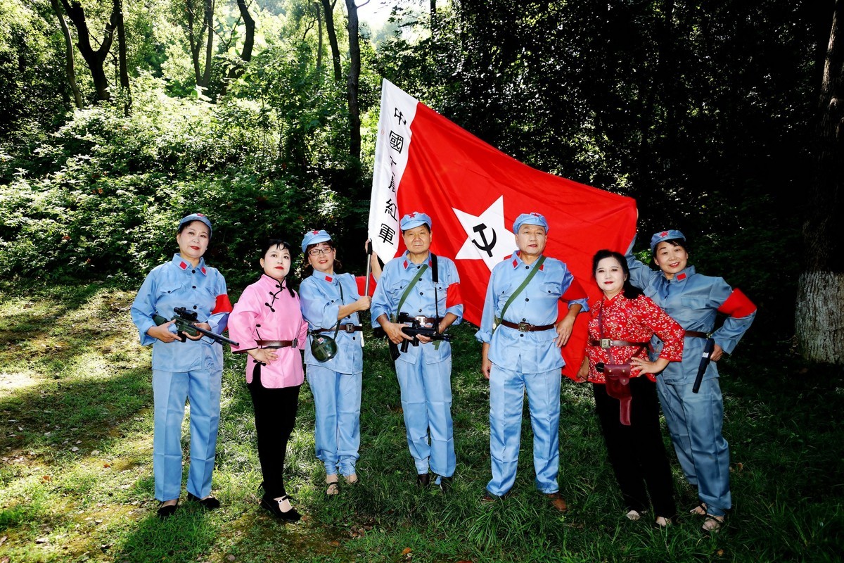 环境人像---表演红军情景的剧照！