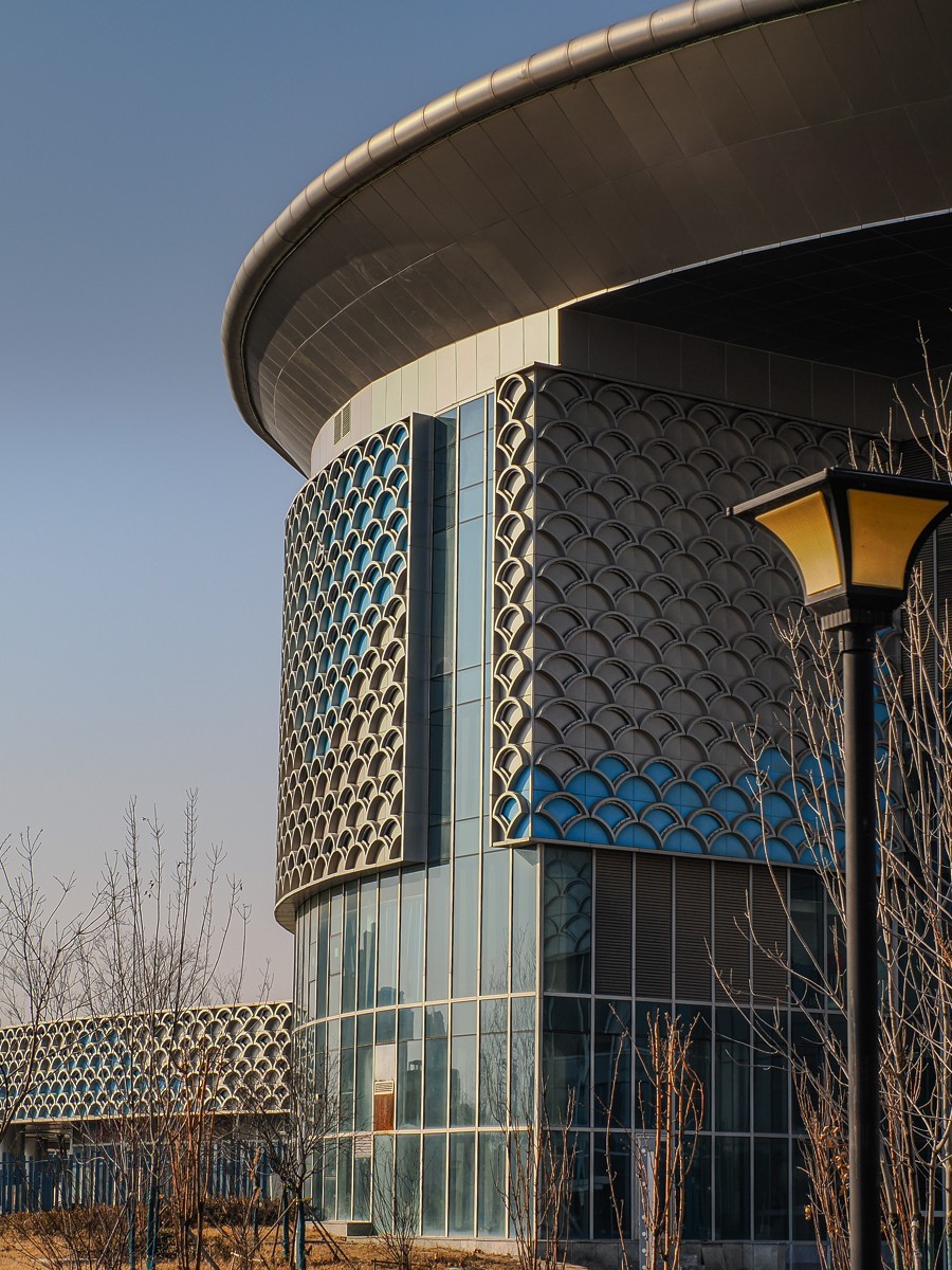 水边的建筑和一只狗狗（OM1MarkⅡ）