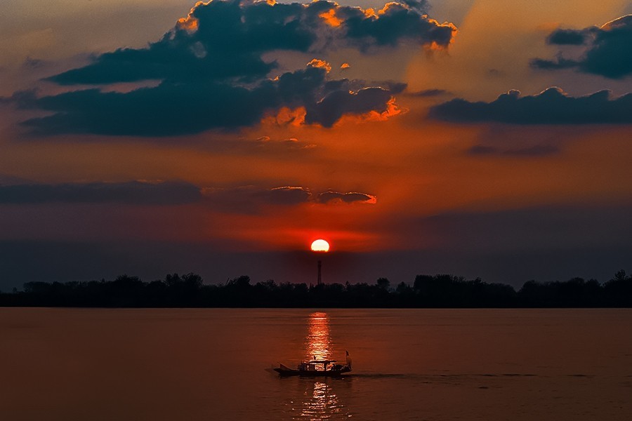 滨江落日