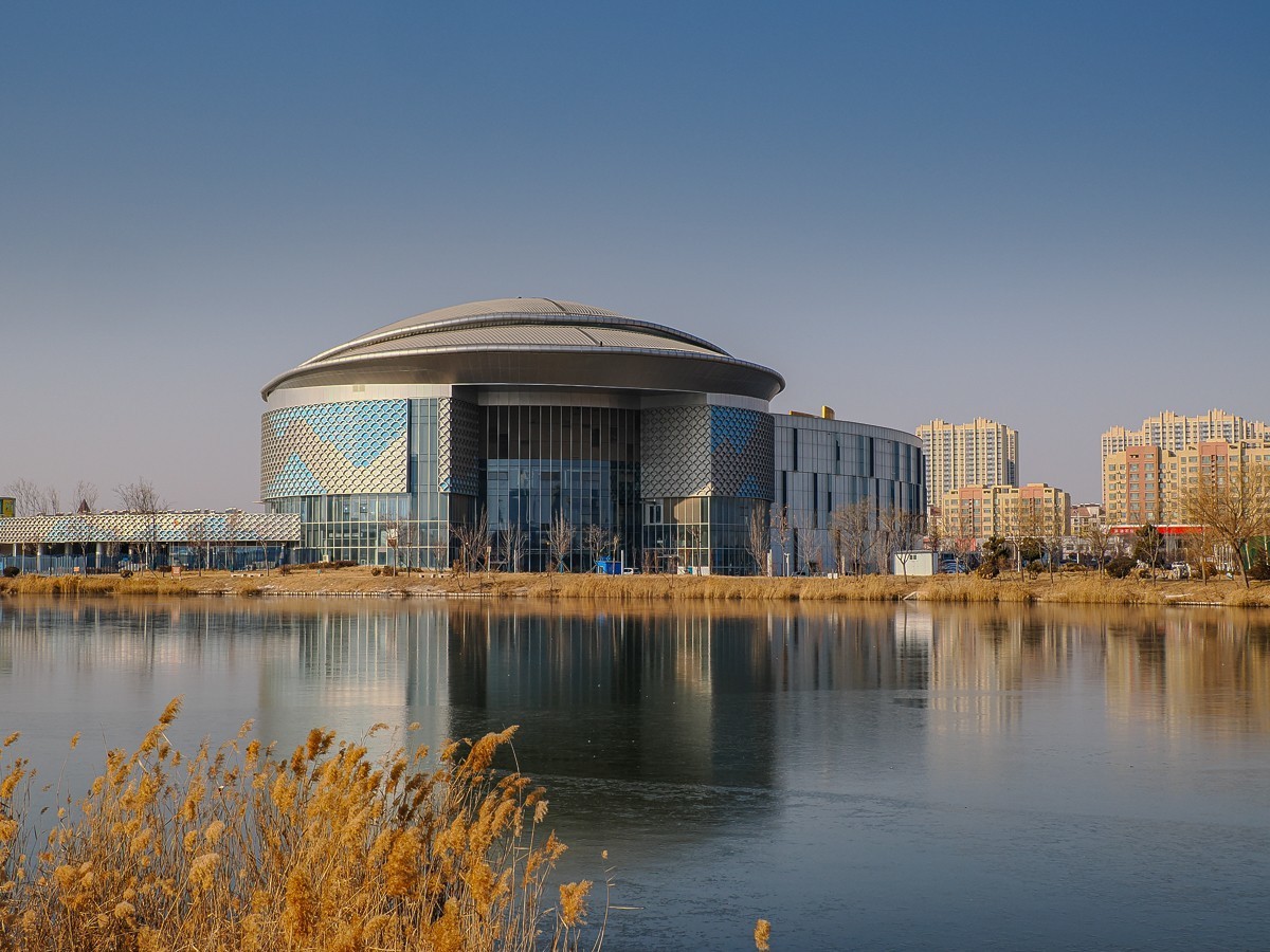 水边的建筑和一只狗狗（OM1MarkⅡ）