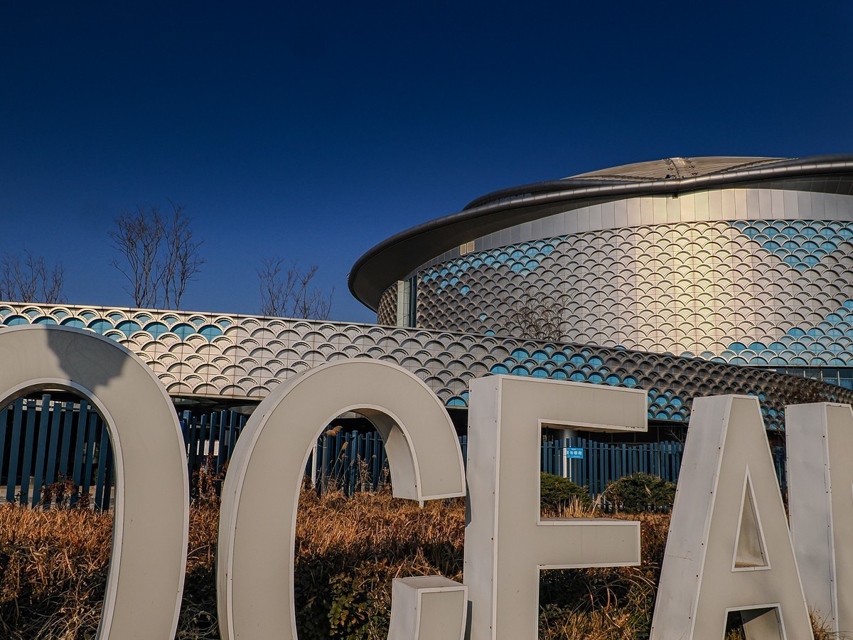 水边的建筑和一只狗狗（OM1MarkⅡ）