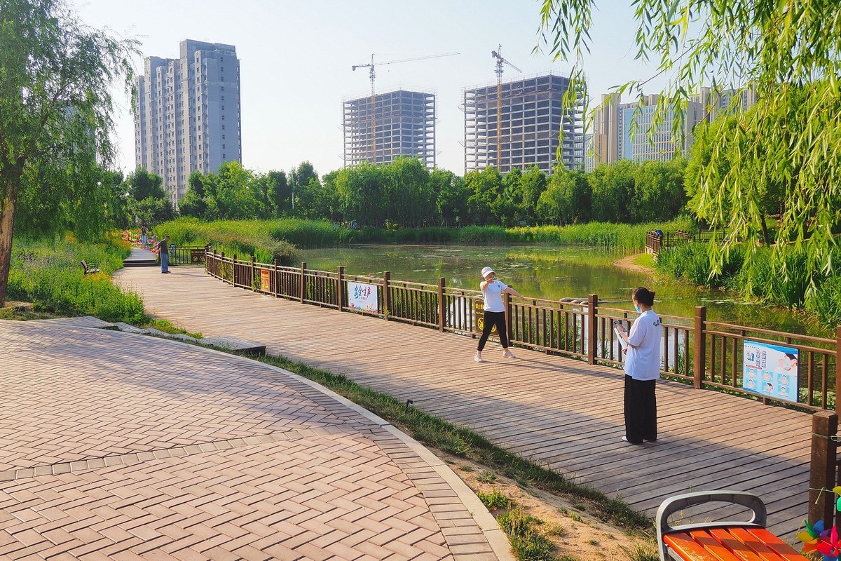 夏日清晨的昆仑公园