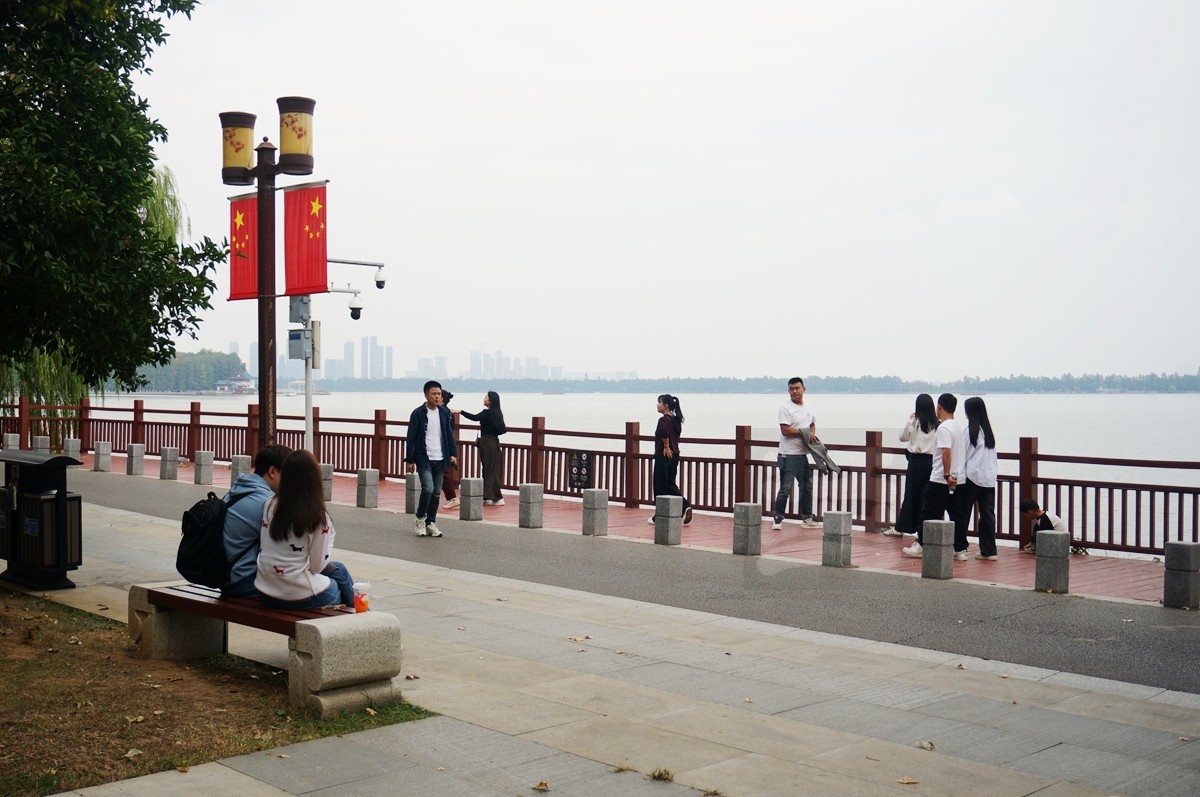 湖畔散步——武汉随笔