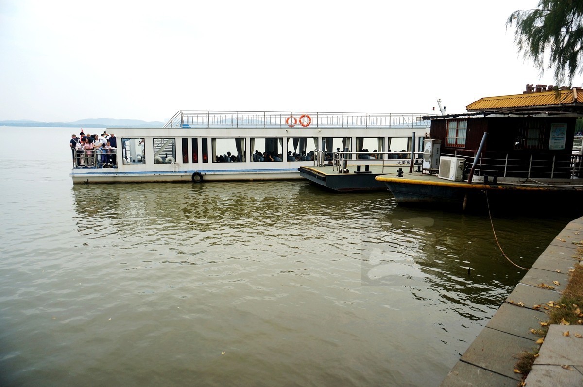 湖畔散步——武汉随笔