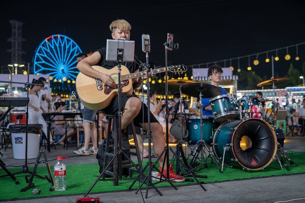 a7Rm4+转接Contax 645-45mm F2.8 ( 夜拍试镜 )