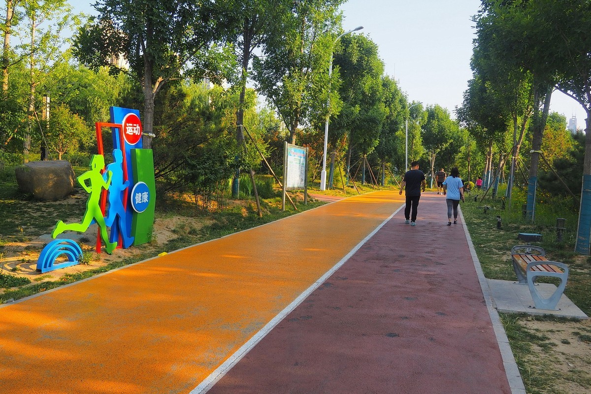 夏日清晨的昆仑公园