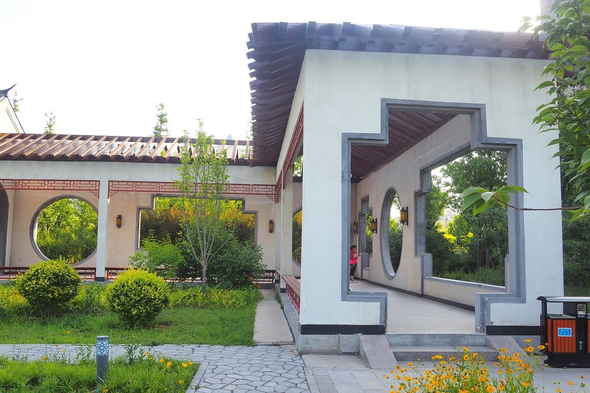 夏日清晨的昆仑公园