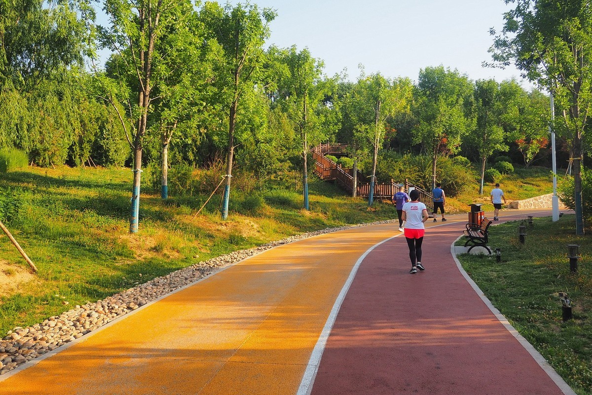 夏日清晨的昆仑公园