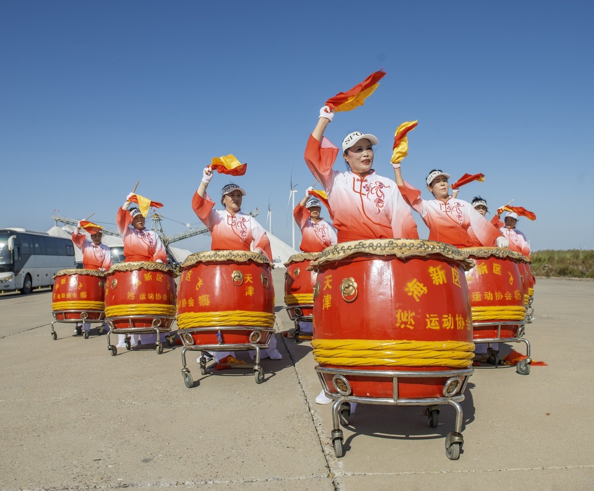 敲起鼓来扭秧歌