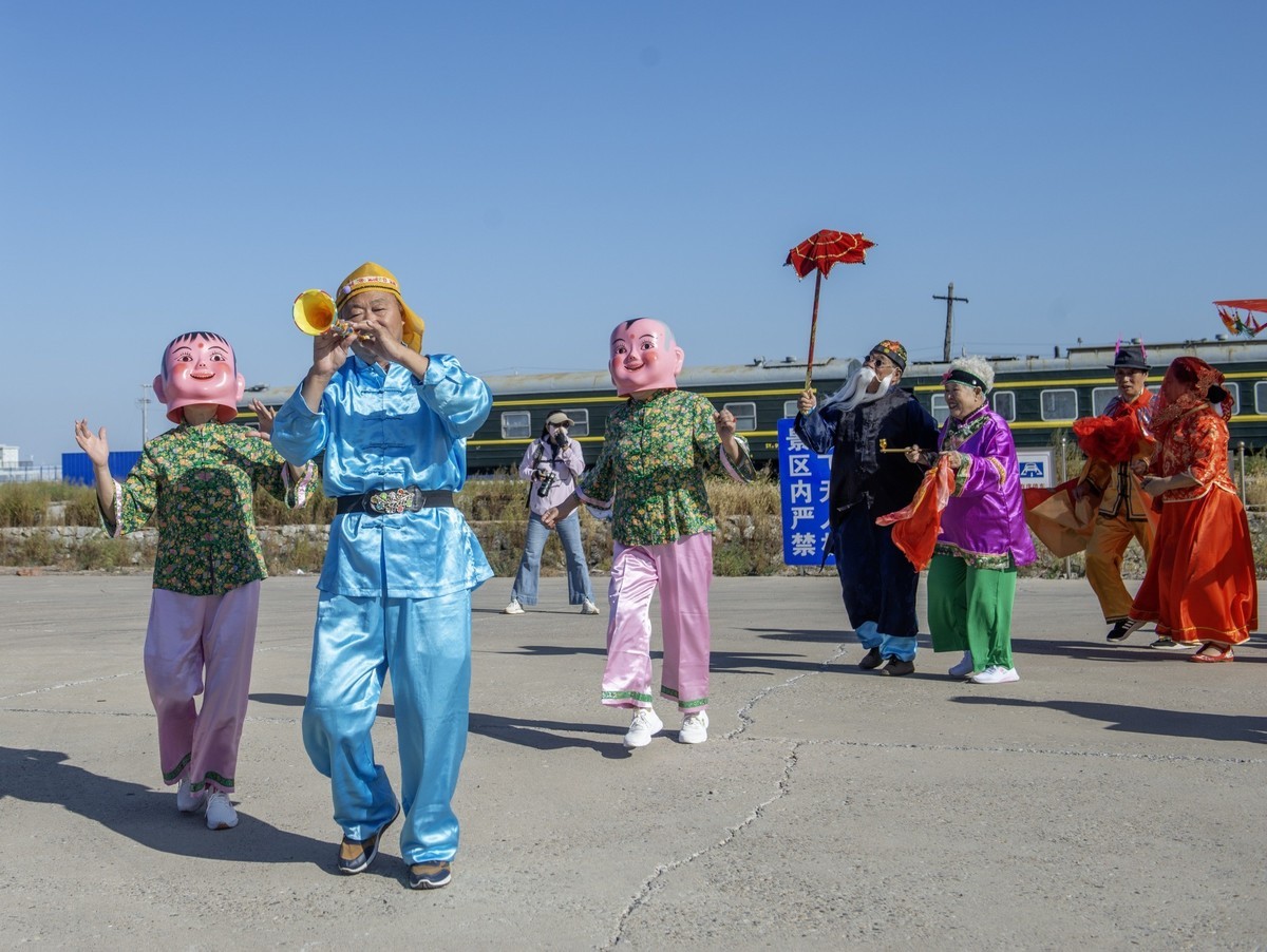 敲起鼓来扭秧歌